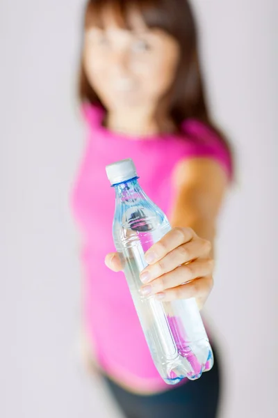 Deportiva mujer con botella de agua — Foto de Stock