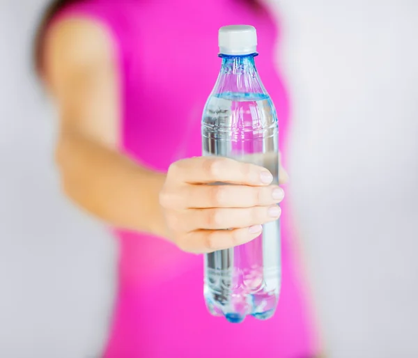 Sporty woman with bottle of water — Stock Photo, Image