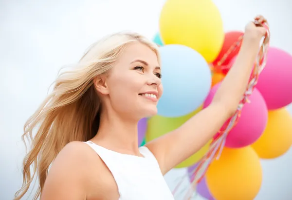 Γυναίκα με πολύχρωμα μπαλόνια έξω από — Φωτογραφία Αρχείου