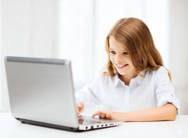 Menina com laptop pc na escola — Fotografia de Stock