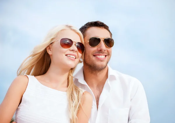 Pareja en tonos en el lado del mar — Foto de Stock