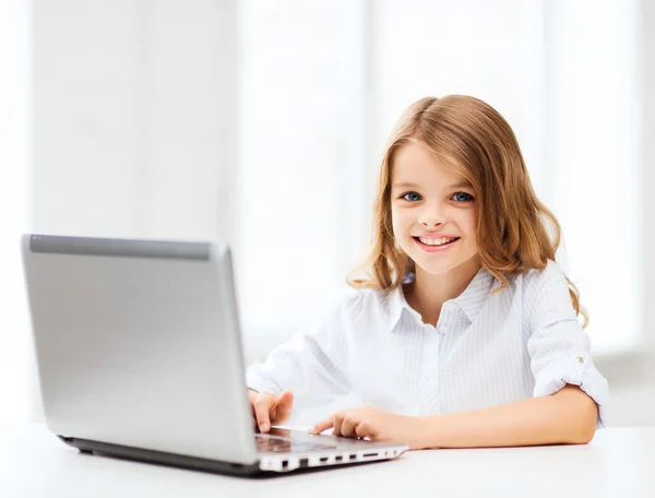 Chica con PC portátil en la escuela — Foto de Stock