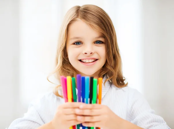 Девушка показывает красочные ручки с войлочными кончиками — стоковое фото