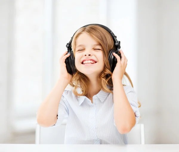 Mädchen mit Kopfhörern hört Musik — Stockfoto