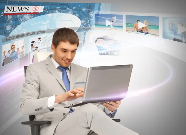 Geschäftsmann mit Laptop liest Nachrichten — Stockfoto