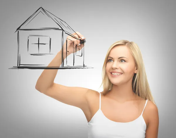 Žena kreslení domu na virtuální obrazovky — Stock fotografie