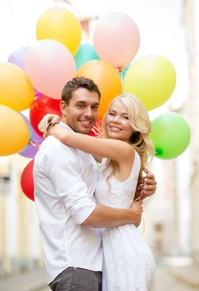 Met kleurrijke ballonnen (echt) paar — Stockfoto