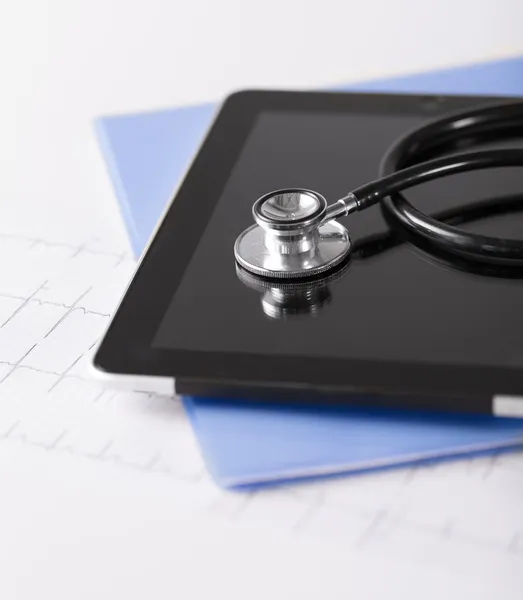 TabletPC, stetoskop och EKG — Stockfoto