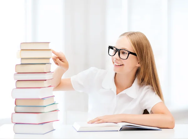 Student meisje studeren op school — Stockfoto