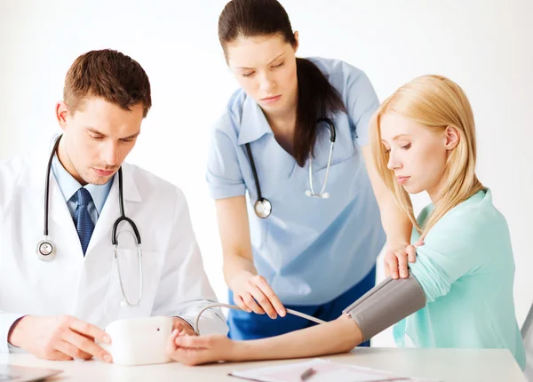 Médico y paciente en el hospital — Foto de Stock