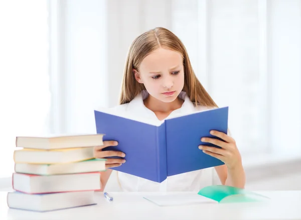 女孩学习和阅读本书在学校 — 图库照片