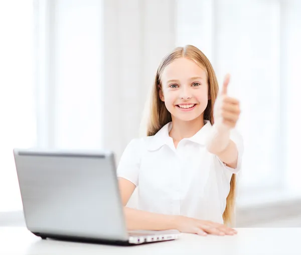 Chica con PC portátil en la escuela — Foto de Stock