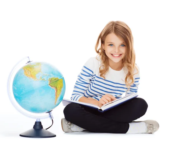 Flicka med globe och bok — Stockfoto