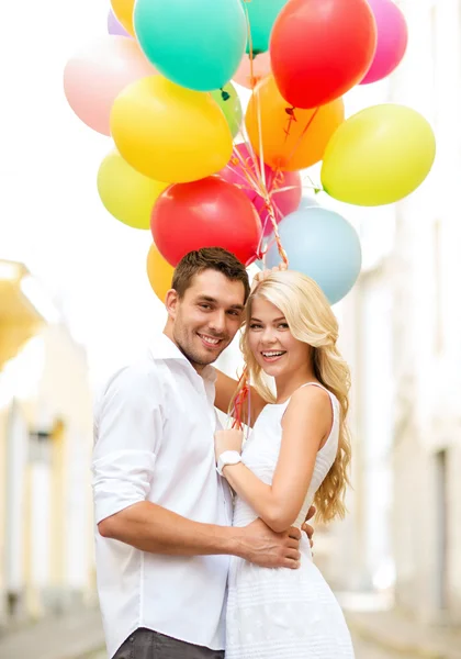 Couple avec des ballons colorés — Photo