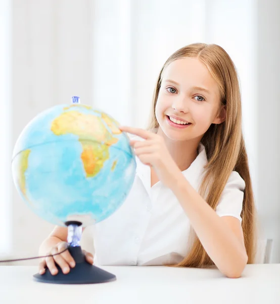 Estudiante chica con globo en la escuela — Foto de Stock