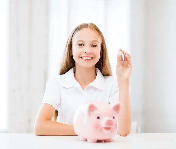 Criança com banco porquinho — Fotografia de Stock