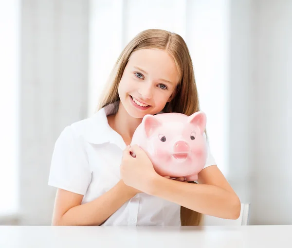 Kind met piggy bank — Stockfoto