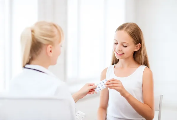 Doctor giving tablets to child in hospital — Stock Photo, Image