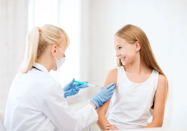 Doctor doing vaccine to child in hospital — Stock Photo, Image