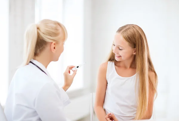 Médico con temperatura de medición infantil — Foto de Stock