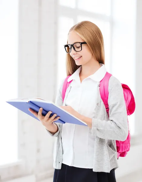 Menina livro de leitura na escola — Fotografia de Stock