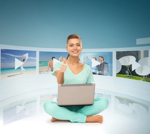 Mujer con PC portátil y pantallas virtuales — Foto de Stock