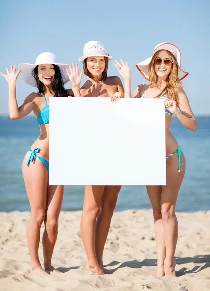 空白板在海滩上的女孩 — 图库照片