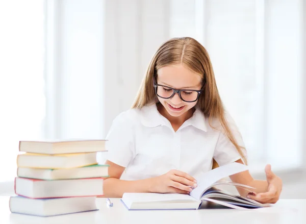 Student girl studying at school — Stock Photo, Image