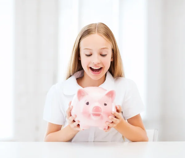 Criança com banco porquinho — Fotografia de Stock