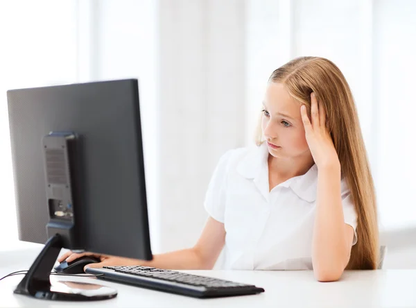 Öğrenci kıza okulda bilgisayar — Stok fotoğraf