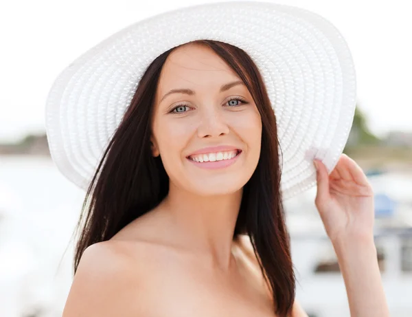 Chica en sombrero de pie en la playa —  Fotos de Stock