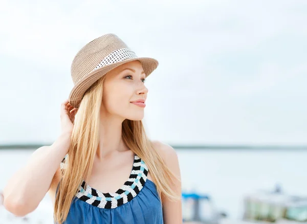 Chica en sombrero de pie en la playa —  Fotos de Stock