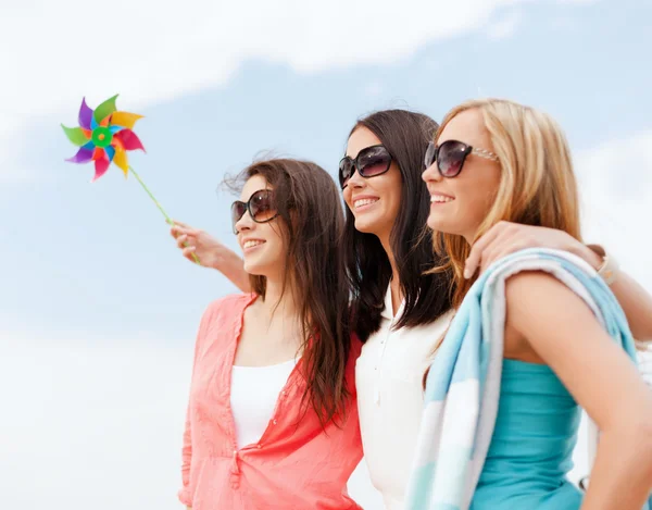 Ragazze con mulino a vento giocattolo sulla spiaggia — Foto Stock