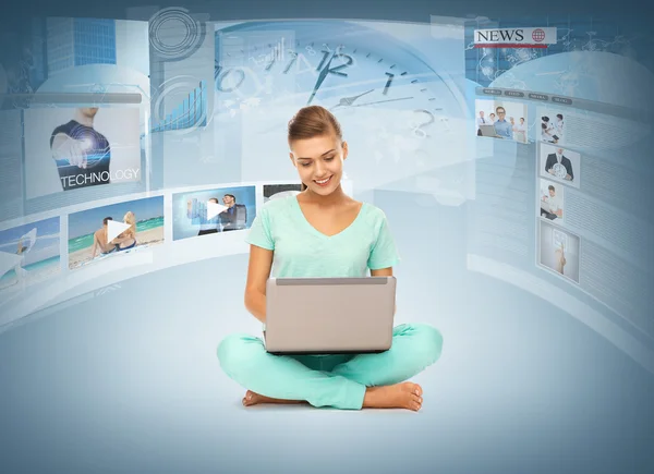 Žena s notebook pc a virtuální obrazovky Stock Snímky