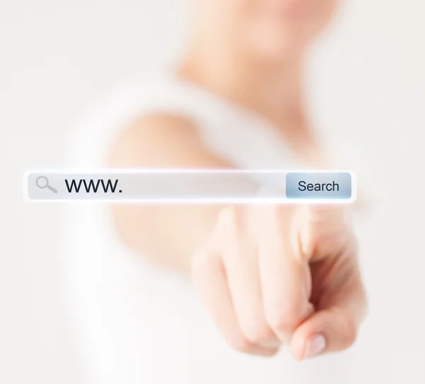 Γυναικείο χέρι πιέζοντας το κουμπί "Αναζήτηση" — Φωτογραφία Αρχείου