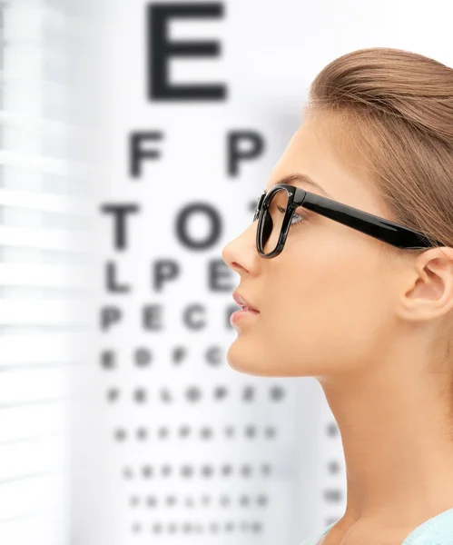 Frau in Brille mit Sehdiagramm — Stockfoto