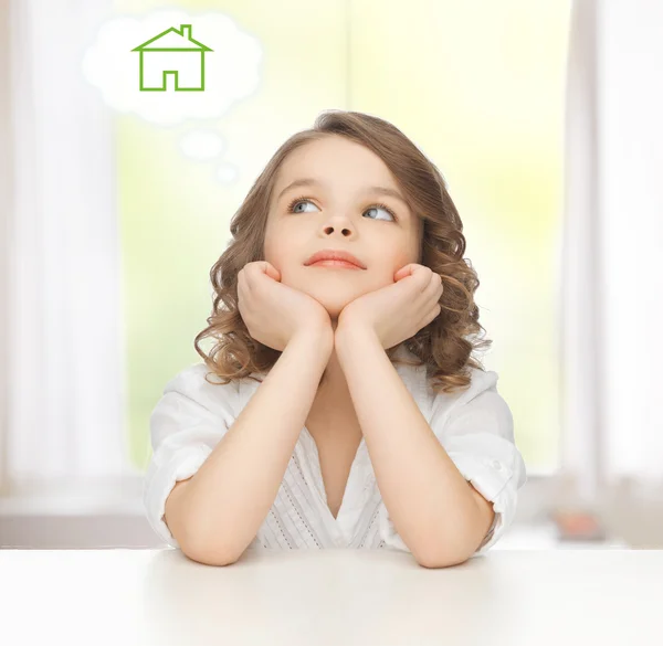 Menina sonhando com a casa — Fotografia de Stock