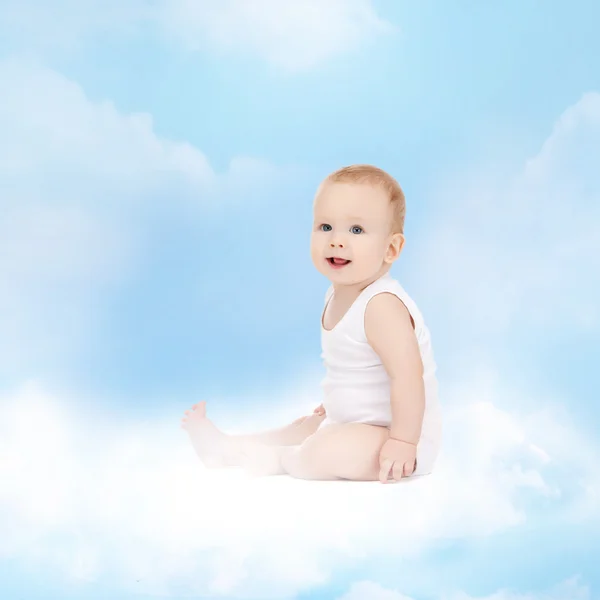 Un bébé souriant assis sur le nuage — Photo