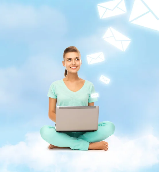 Vrouw zitten op de wolk met laptop — Stockfoto