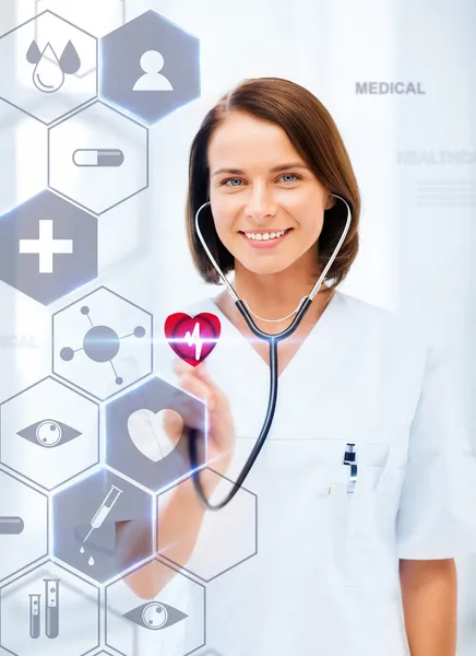 Kadın doktor stetoskop ve sanal ekran ile — Stok fotoğraf