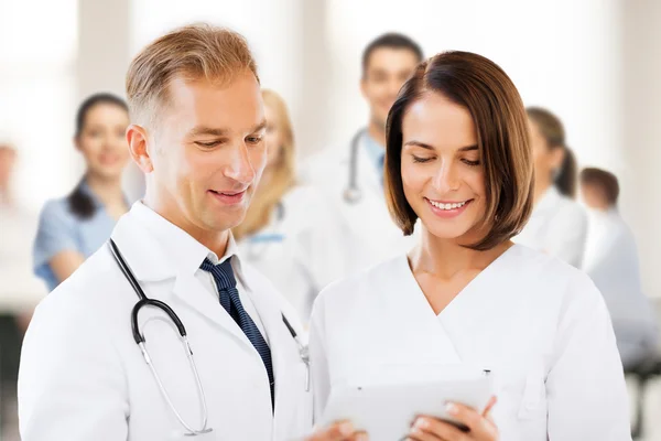 Två läkare titta på TabletPC — Stockfoto