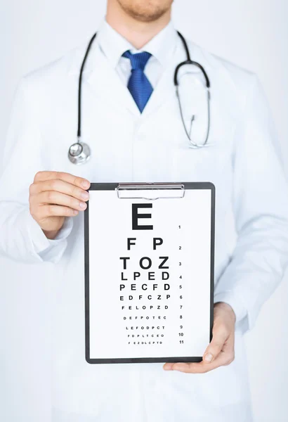 Männlicher Augenarzt mit Augendiagramm — Stockfoto