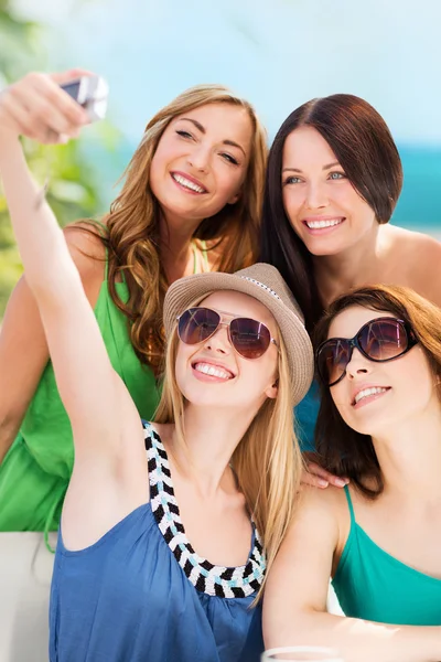 Chicas tomando fotos en la cafetería en la playa — Foto de Stock