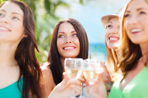 Meisjes met champagneglazen — Stockfoto