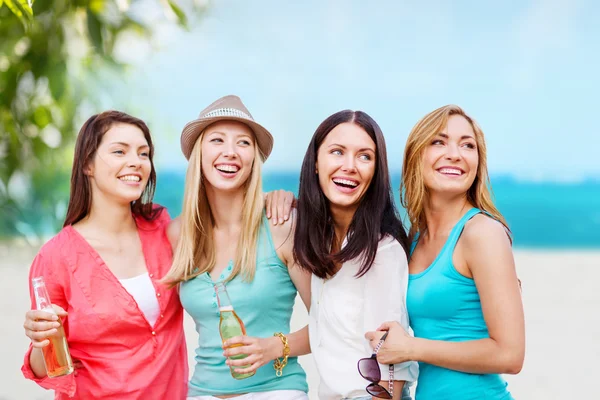 Meisjes met dranken op het strand — Stockfoto