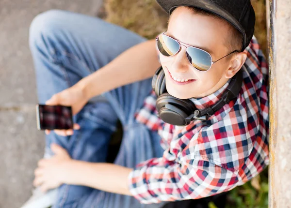 Mädchen mit Kopfhörer und Smartphone — Stockfoto