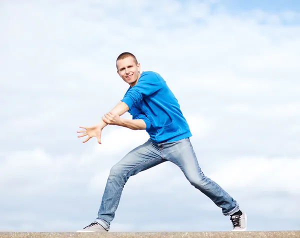 Schöner Junge macht Tanzschritt — Stockfoto