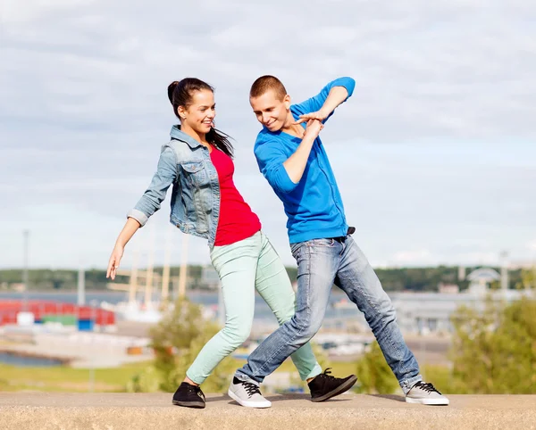 Couple of teenagers dancing outside — Stock Photo, Image