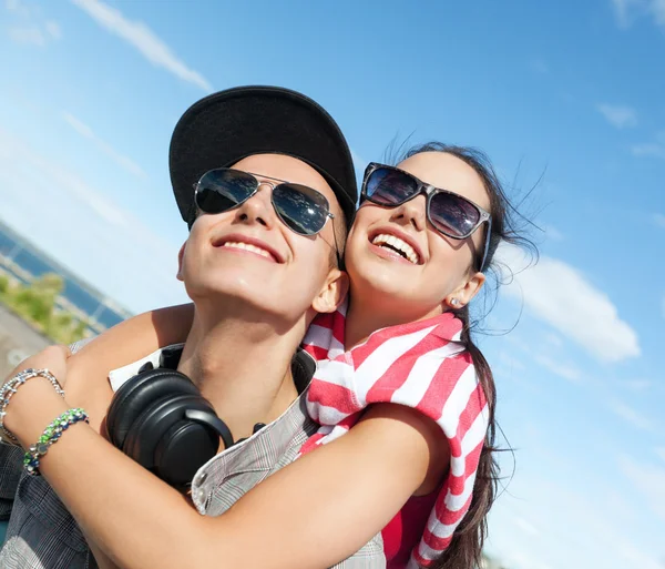 Teenagers having fun outside — Stock Photo, Image