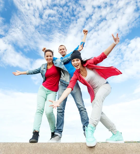 Grupo de adolescentes bailando — Foto de Stock